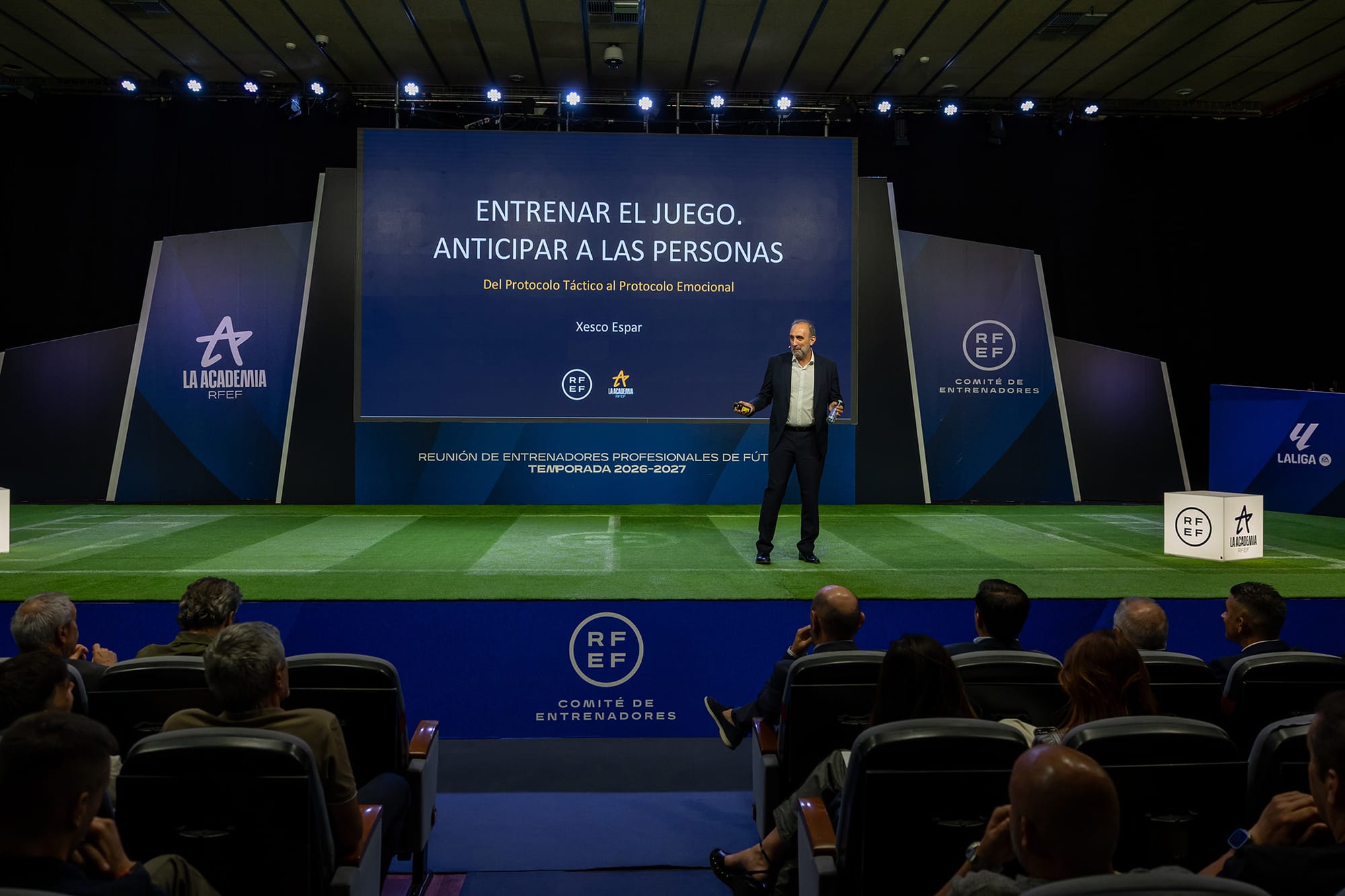 Técnicos de fútbol prestando atención durante una de las intervenciones sobre arbitraje en la Ciudad del Fútbol.