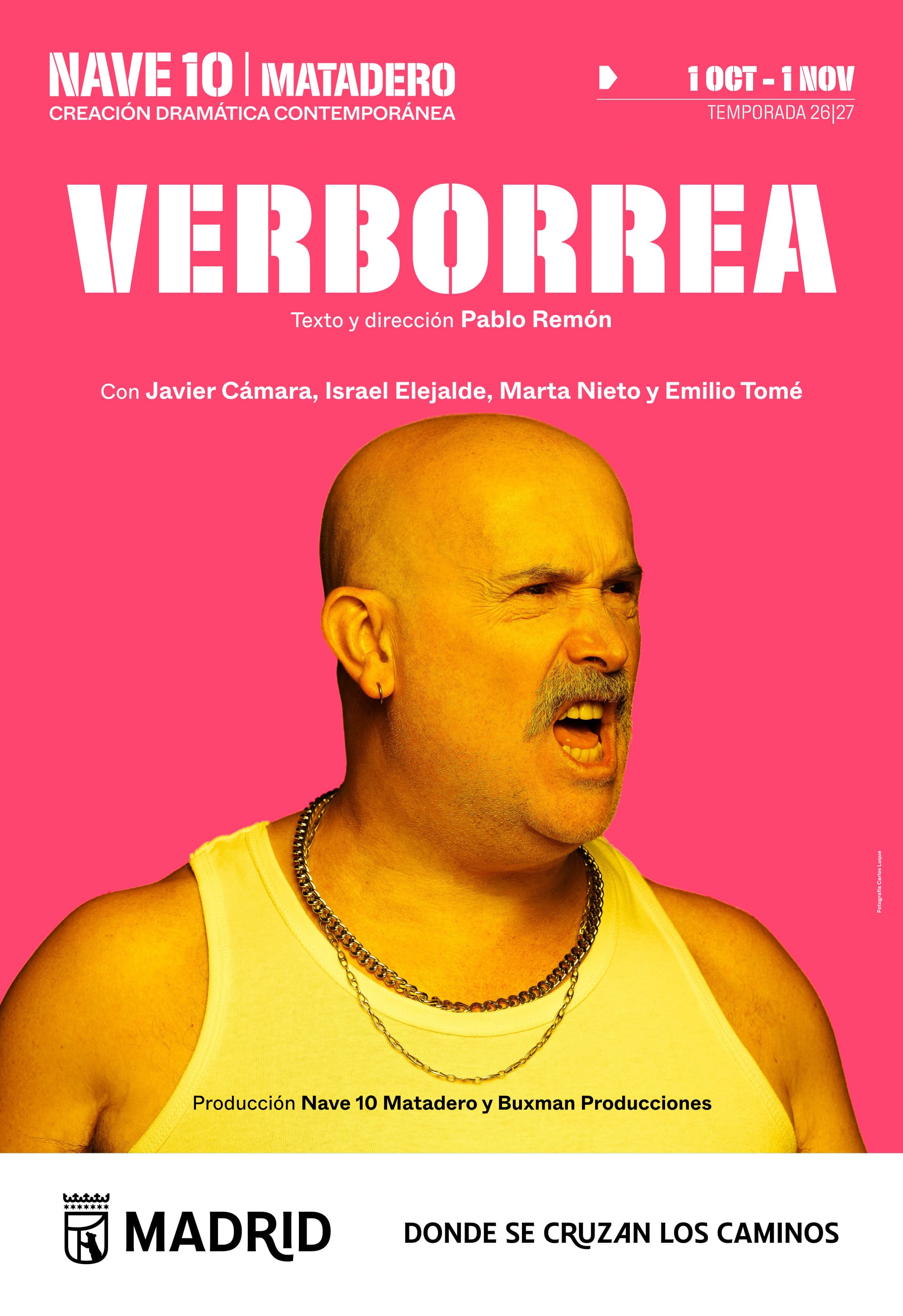 Cartel promocional de la obra de teatro Verborrea sobre fondo rosa fucsia, con el actor Javier Cámara gritando en camiseta de tirantes amarilla y cadena de oro.