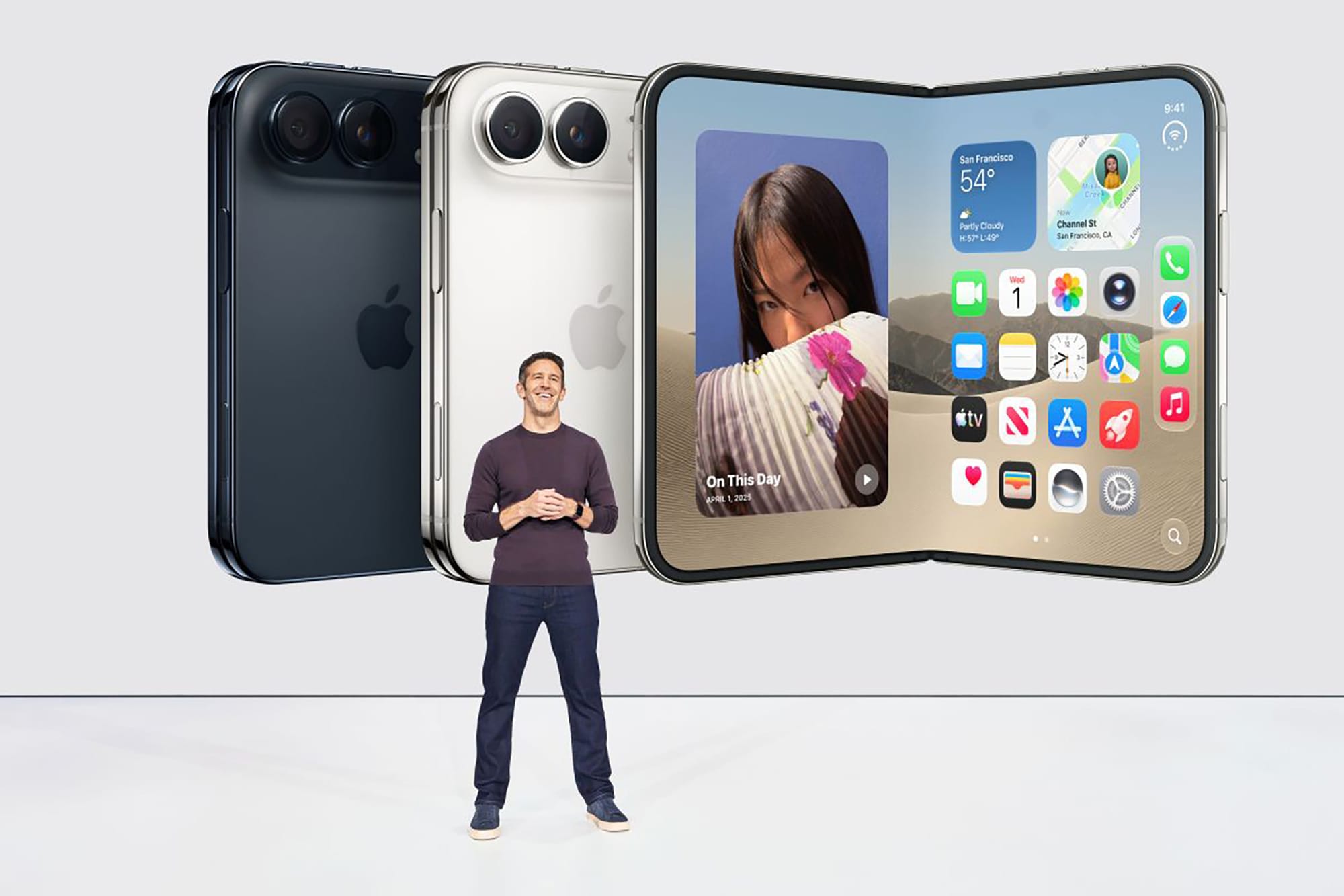John Ternus en el escenario del Apple Park sosteniendo el nuevo teléfono plegable durante la presentación oficial.