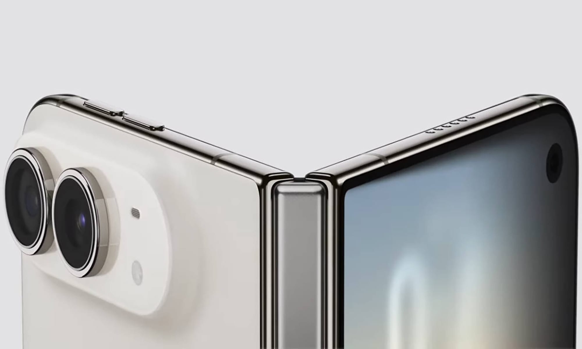 Primer plano de la bisagra metálica y las lentes de la cámara trasera del nuevo teléfono plegable de Apple.