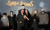 Fotografía del elenco principal del musical La Familia Addams posando en el photocall de su estreno en Madrid. Aparecen los actores caracterizados como la familia más excéntrica.