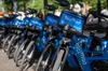 Bicicleta eléctrica azul del servicio municipal BiciMAD aparcada en una calle del centro de Madrid.