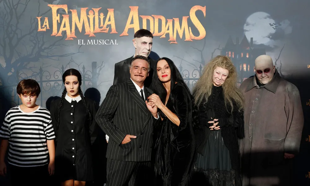 Fotografía del elenco principal del musical La Familia Addams posando en el photocall de su estreno en Madrid. Aparecen los actores caracterizados como la familia más excéntrica.
