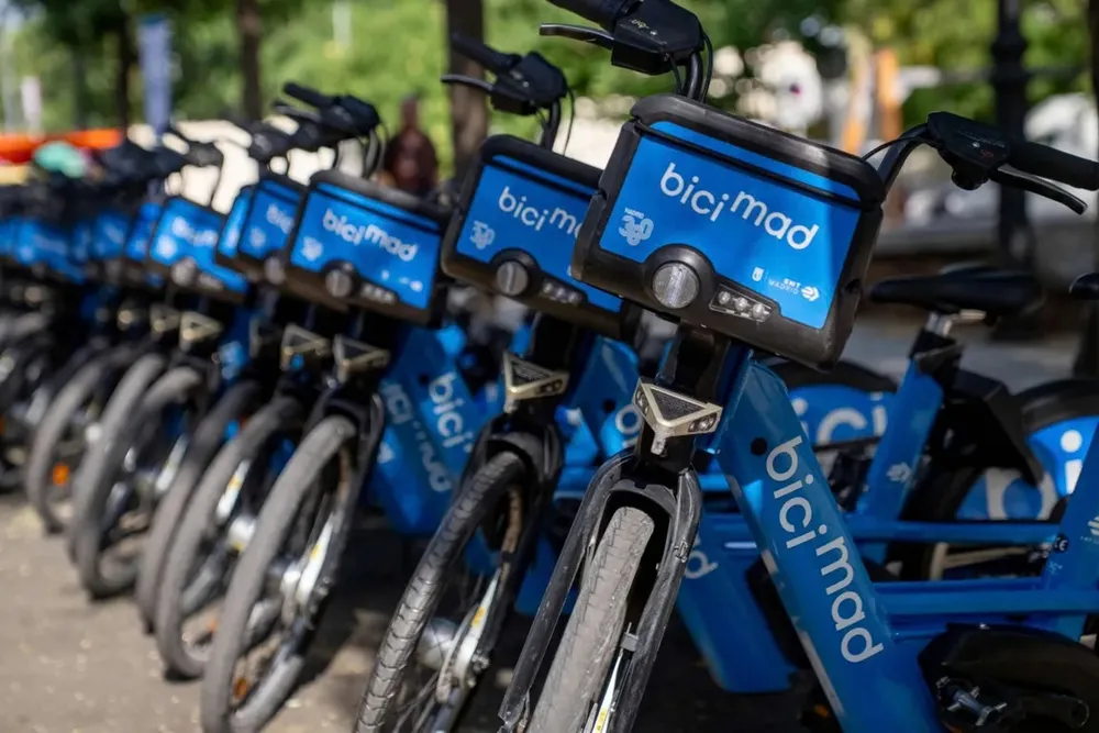 Bicicleta eléctrica azul del servicio municipal BiciMAD aparcada en una calle del centro de Madrid.
