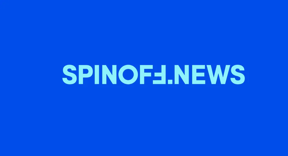 Logotipo oficial de Spinoff News escrito en tipografía sans-serif color cian sobre un fondo azul cobalto sólido. La letra F de la palabra Spinoff aparece invertida.