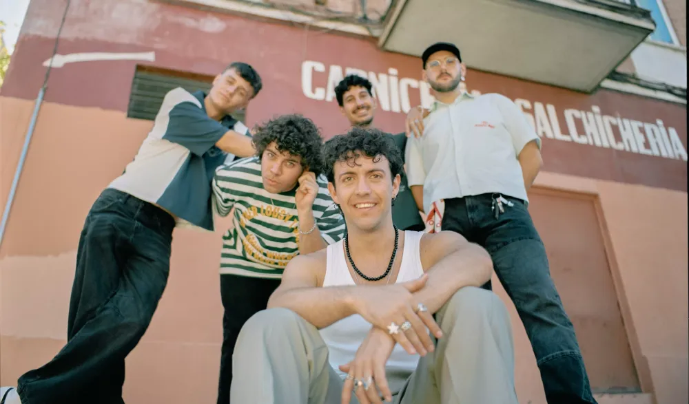 Los cinco integrantes del grupo de indie-rock Sobrezero posando en grupo con ropa urbana y actitud para la promoción de su gira.