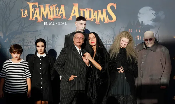 Fotografía del elenco principal del musical La Familia Addams posando en el photocall de su estreno en Madrid. Aparecen los actores caracterizados como la familia más excéntrica.