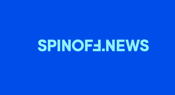 Logotipo oficial de Spinoff News escrito en tipografía sans-serif color cian sobre un fondo azul cobalto sólido. La letra F de la palabra Spinoff aparece invertida.