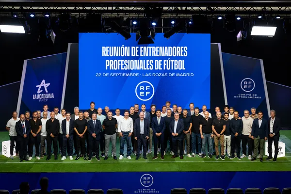 Vista general de los entrenadores de fútbol de la liga española sentados en el salón de actos de Las Rozas durante la cumbre de la RFEF.