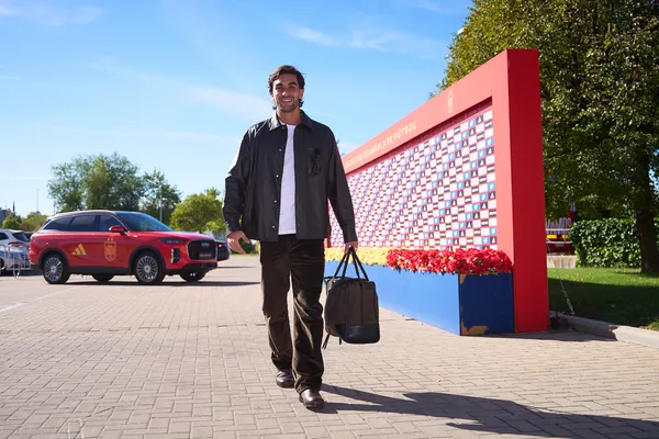El futbolista Ferran Torres sonriendo con ropa deportiva de la Selección Española a su llegada a las instalaciones de Las Rozas.